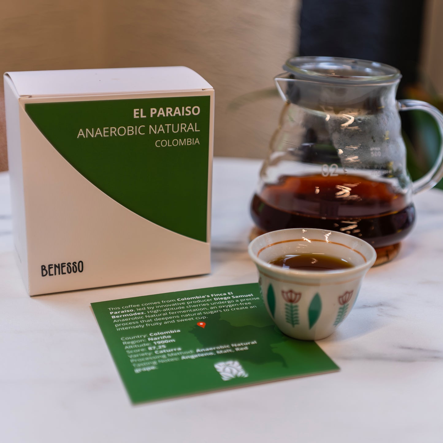 Benesso El Paraiso anaerobik doğal Kolombiya kahvesi kutusu, fincanı ve yeşil kartı